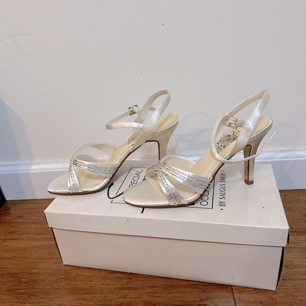 NIB Dyeable white sandal with crystal beads on toe straps size 6.5